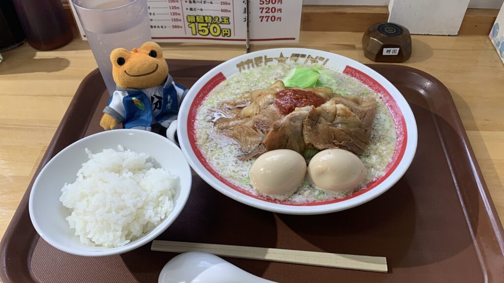 広島製麺 オカモトタンメン 特製タンメン 全景 煮卵とチャーシュー めし中 ダイア かえるのピクルス