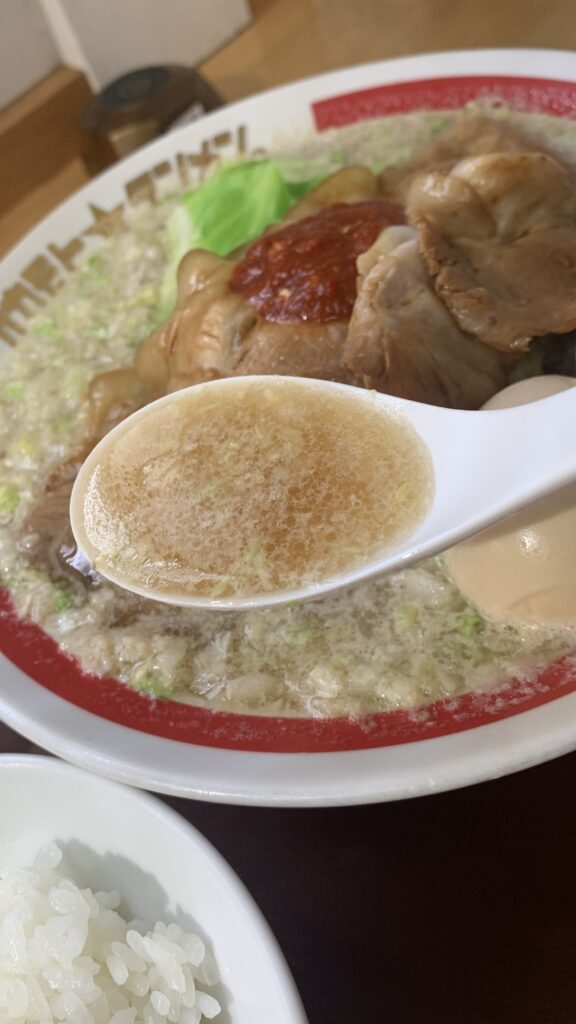 広島製麺 オカモトタンメン 特製タンメン 白いスープをスプーンですくったところ