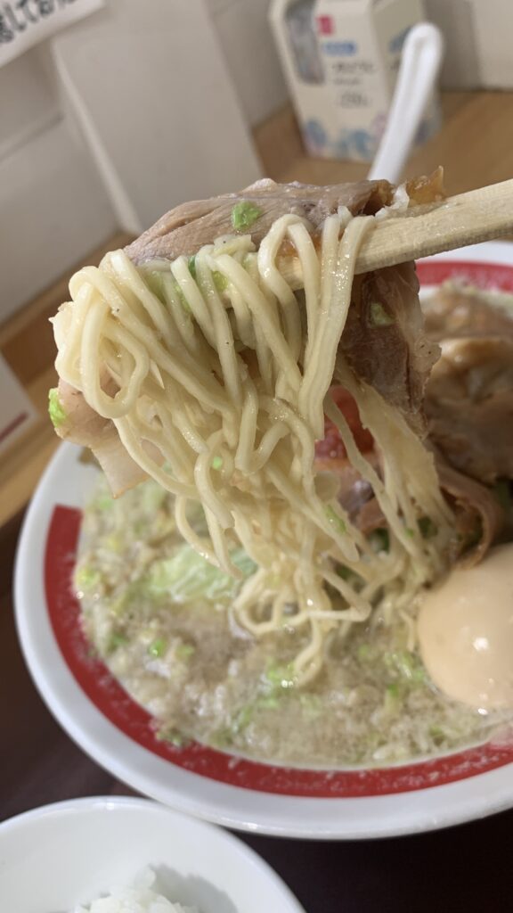 広島製麺 オカモトタンメン 特製タンメン 麺を箸でもち上げたところ