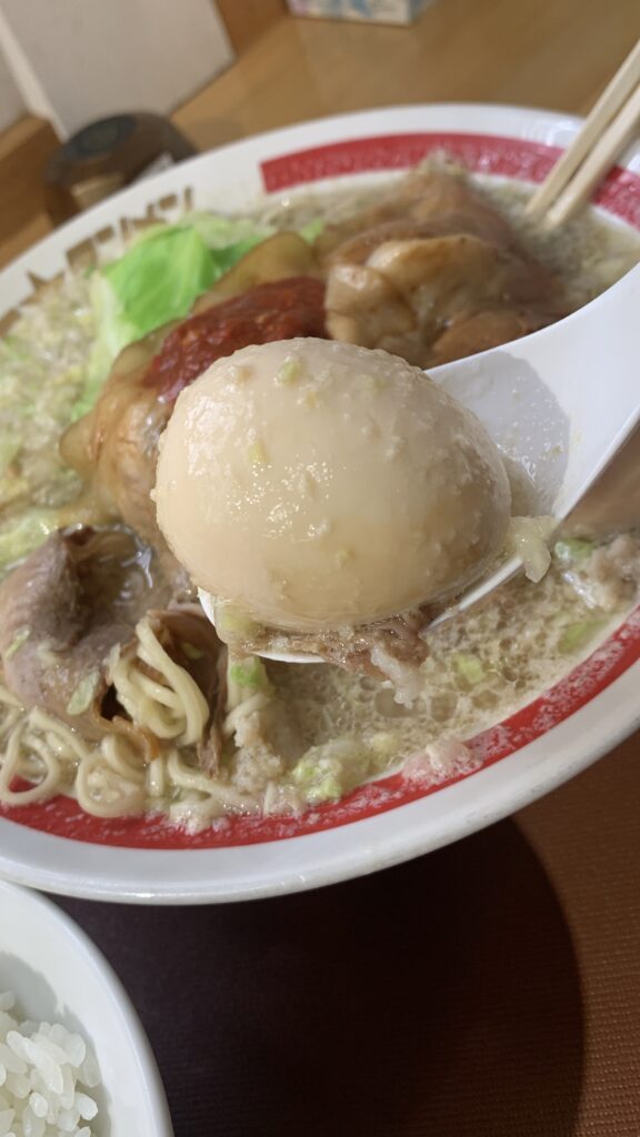 広島製麺 オカモトタンメン 特製タンメン 煮卵をスプーンにのせたところ