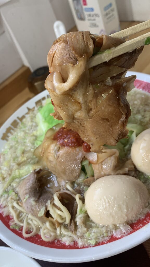 広島製麺 オカモトタンメン 特製タンメン チャーシューを箸でもち上げたところ