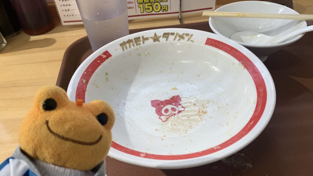 広島製麺 オカモトタンメン 完食 器の底の赤いぶたのマーク ダイア かえるのピクルス