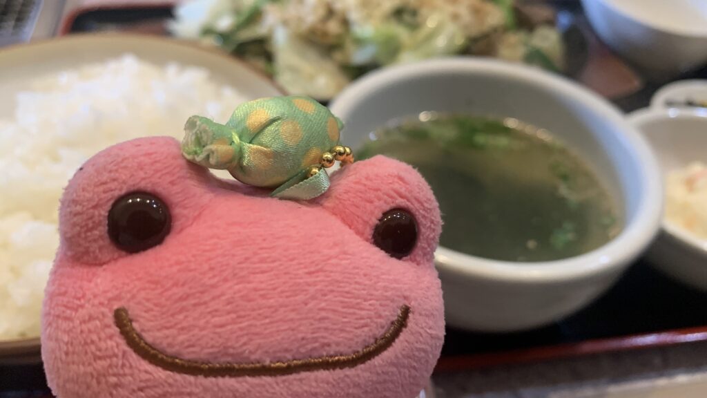 あみ焼きハウス せせらぎ 牛ニラキャベツ定食 ライスとスープ 秘書 かえるのピクルス アップ