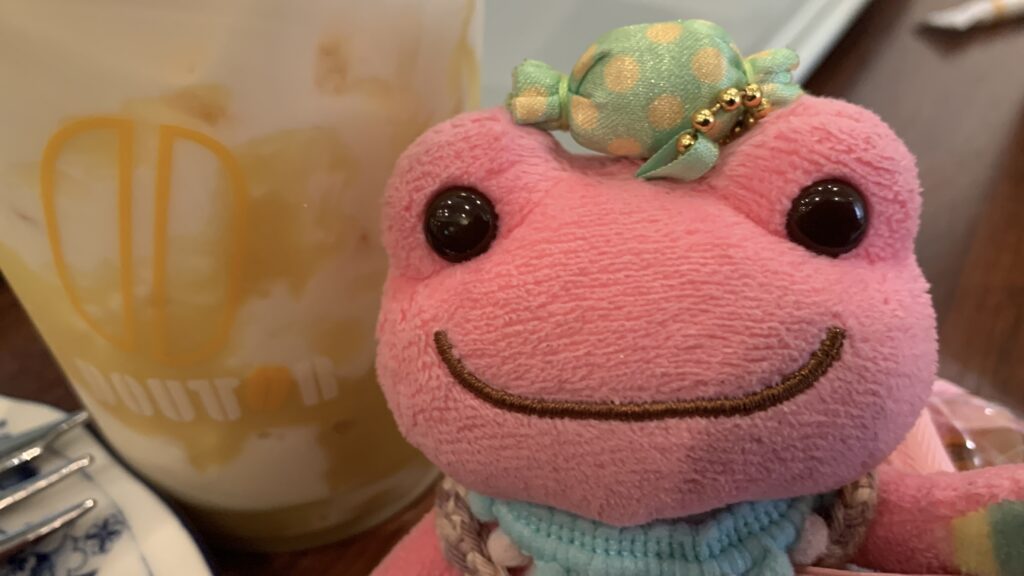 ドトール 蜜芋オレとかえるのピクルスのアップ