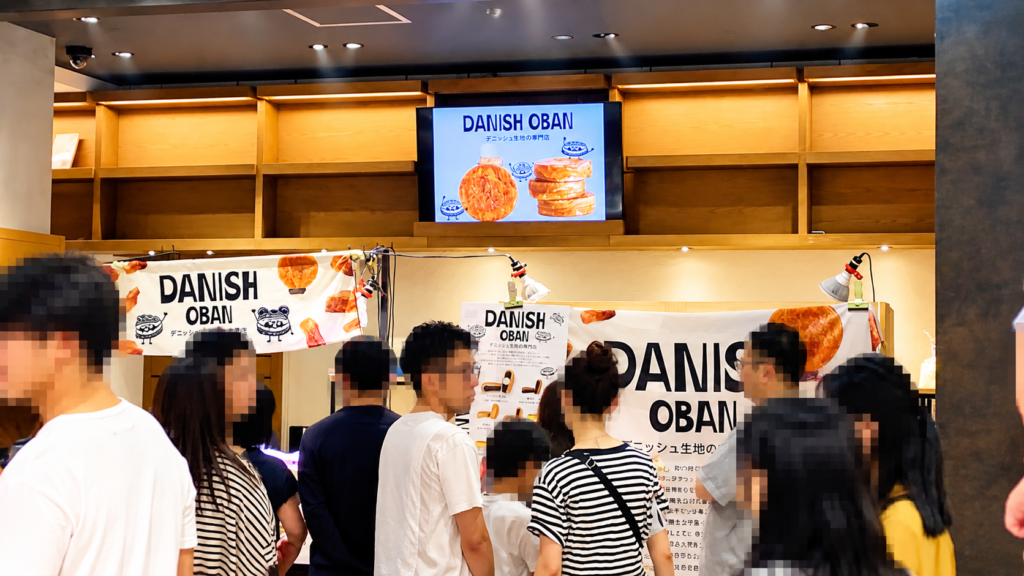 LECTの催事場に並ぶ「DANISH OBAN」の売り場と、ぐるりと続く行列